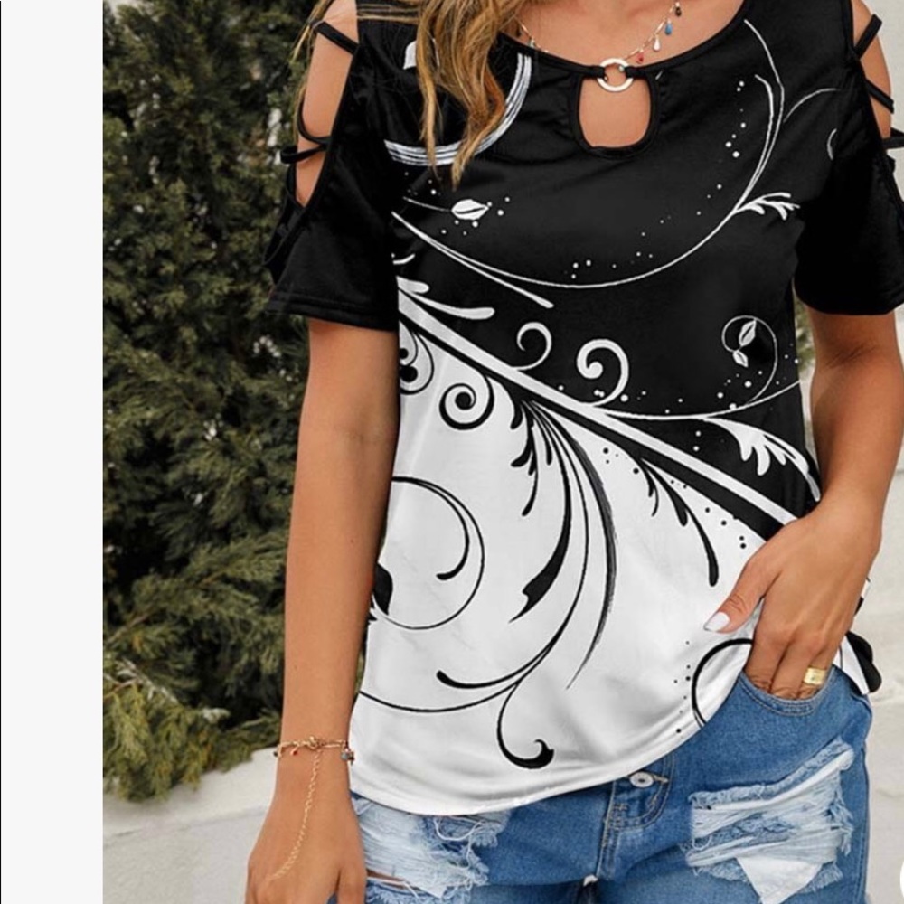 Cute detailed top size 2 x